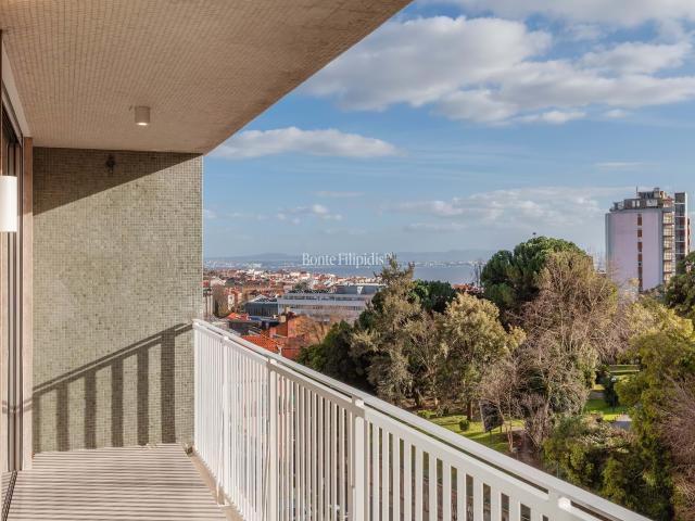 Apartamento T3 nas Amoreiras com Vista Rio, Garagem e Totalmente Remodelado