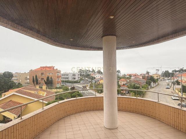 Apartamento T3 no Último Piso com Terraço e Garagem – A Apenas 750 Metros da Praia