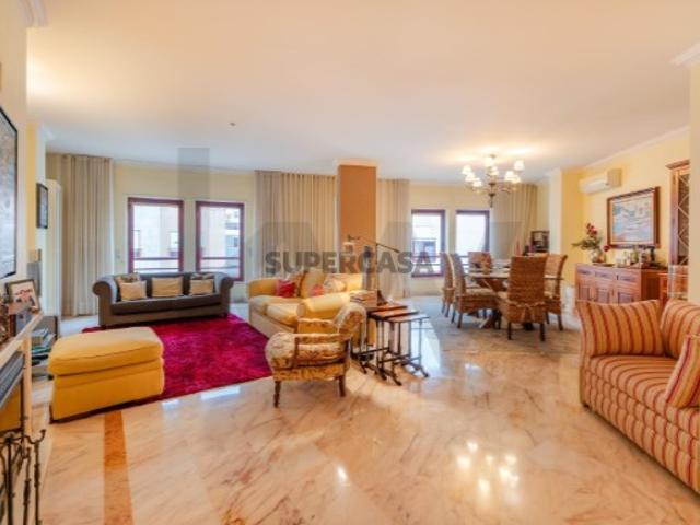 Apartamento T3 no Alto de Algés com 231m2 AB, 3 Parqueamentos e Vista Rio