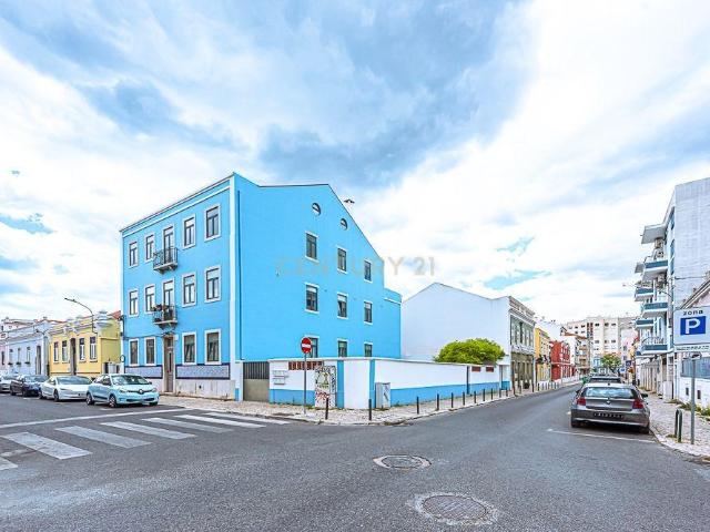 Apartamento T3 no Bairro Salgado com Jardim e Piscina Comum