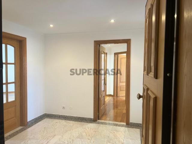 Apartamento T3 no centro de Cascais com varanda, arrumo e lugar de garagem