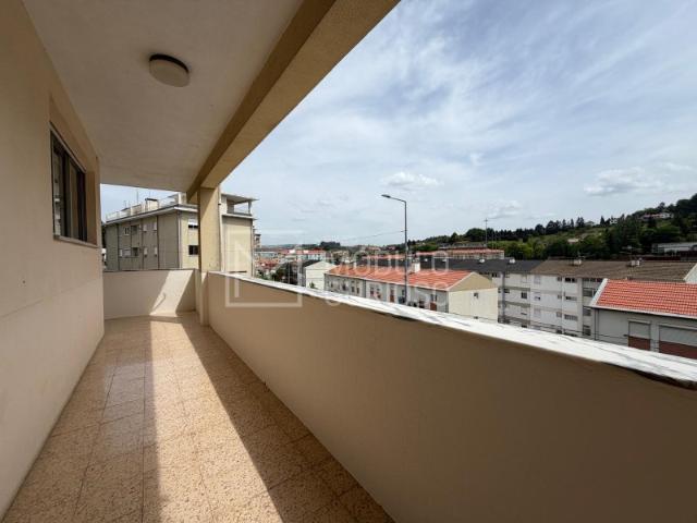 Apartamento T3 com Garagem Fechada no Centro de Lamego
