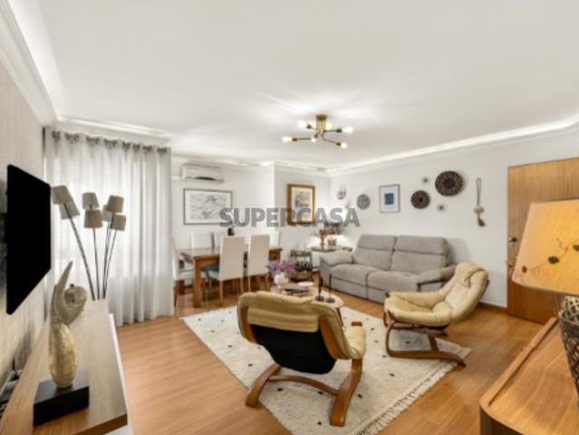 Apartamento T3 no Feijó com Garagem e Arrecadação