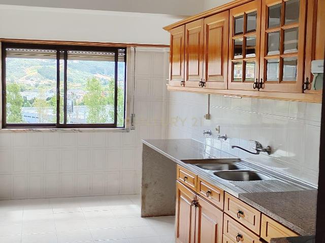 Apartamento T3 no Infantado com BOX para 3 viaturas e arrecadação