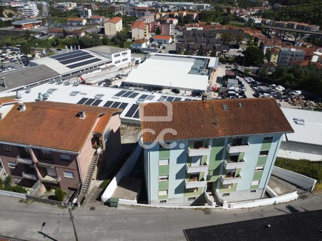 Apartamento T3 no Loreto com garagem e lugar de estacionamento