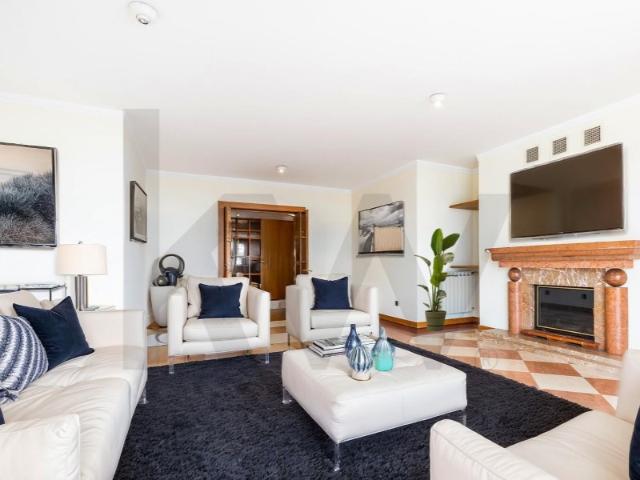 Apartamento T3 no prestigiado Edifício Village Montalegre, com vista panorâmica e piscina coberta