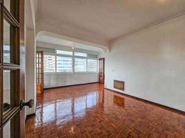 Apartamento T3 no Restelo: Luminosidade e Localização Premium para a Sua Família