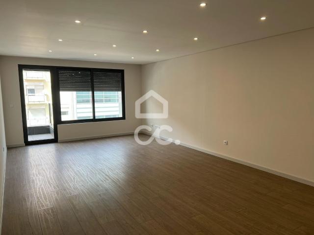 Apartamento T3 novo na Avenida da Boavista com varanda