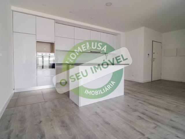 Apartamento T3 Novo com garagem e piscina a 100 m da praia