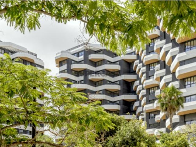 Apartamento T3 novo com 120m2 de área bruta de construção com garagem, arrecadação e varanda em condomínio privado, Lisboa no Parque das Nações