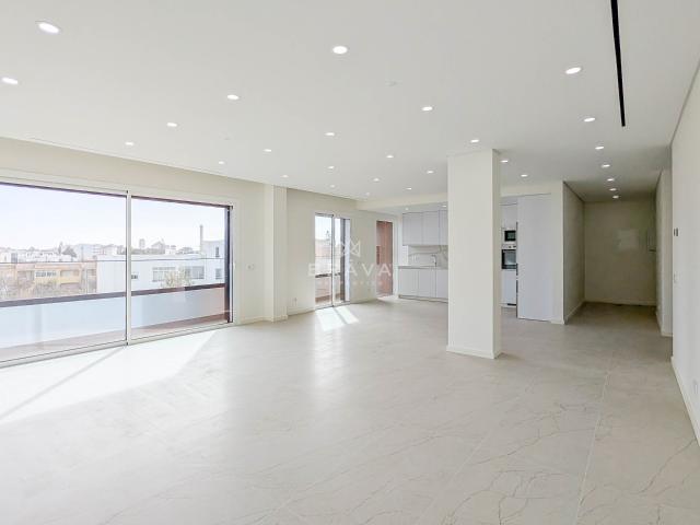 Apartamento T3 Novo com terraço na cobertura e varanda e dois lugares de garagem em Quarteira