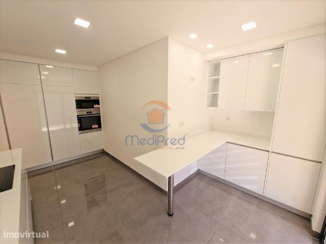 Apartamento T3 NOVO com Terrao e BOX para 2 carros