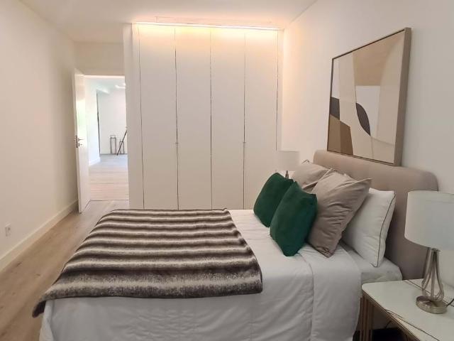 Apartamento T3 Novo com Varanda em Benfica
