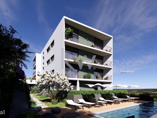 Apartamento T3 Novo com Varanda, Piscina Aquecida e Ginsio em Loures
