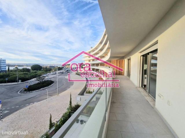 Apartamento T3 NOVO com Varanda, Sute, Parqueamento e Arrecadao.