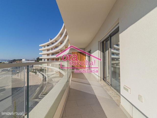 Apartamento T3 NOVO com Varanda, Sute, Parqueamento e Arrecadao.
