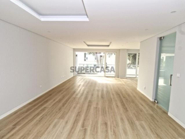 Apartamento T3 novo com estacionamento na Quinta das Marianas em Carcavelos