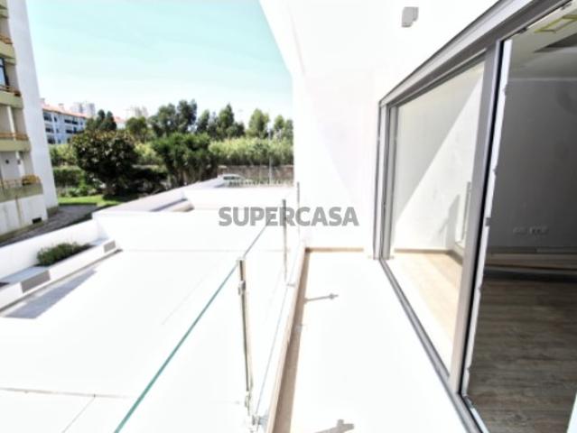Apartamento T3 novo com estacionamento na Quinta das Marianas em Carcavelos