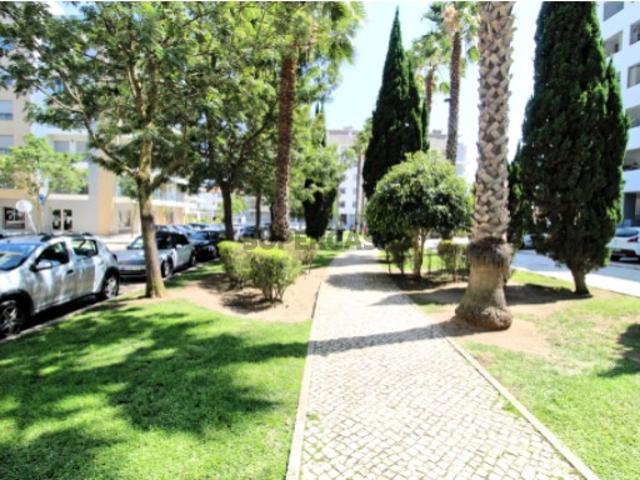 Apartamento T3 novo com estacionamento na Quinta das Marianas em Carcavelos