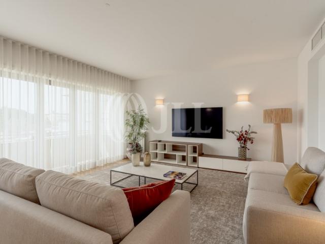 Apartamento T3 novo com garagem, nas Laranjeiras, em Lisboa