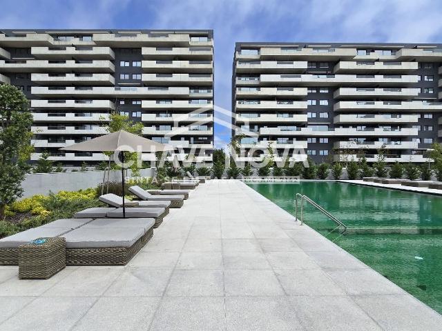 Apartamento T3, novo, condomínio fechado com piscina