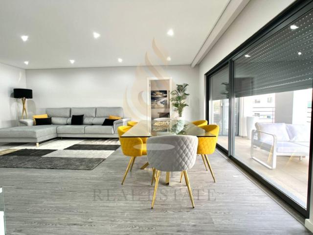Apartamento T3 novo, em Olhão, com 2 varandas, garagem, arrecadação e piscina