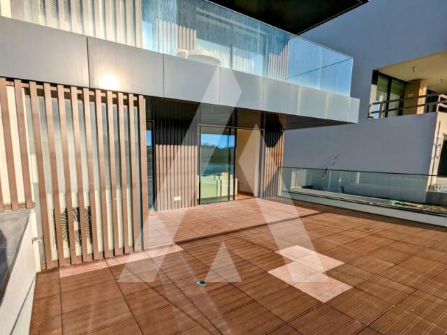 Apartamento T3 novo em plena Praia da Costa Nova, com terraço e garagem fechada!