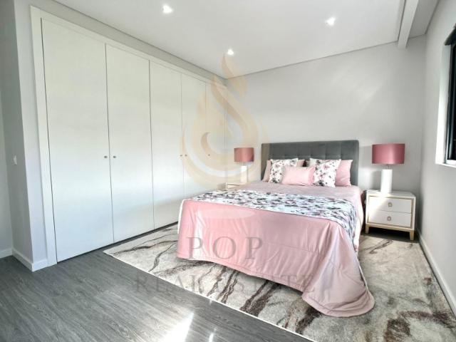 Apartamento T3 novo situado em Olhão, em condomínio privado com piscina, varanda, garagem e arrecadação