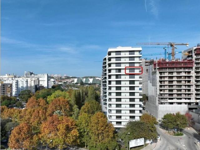 Apartamento T3 novo, virado a Sul, em Miraflores