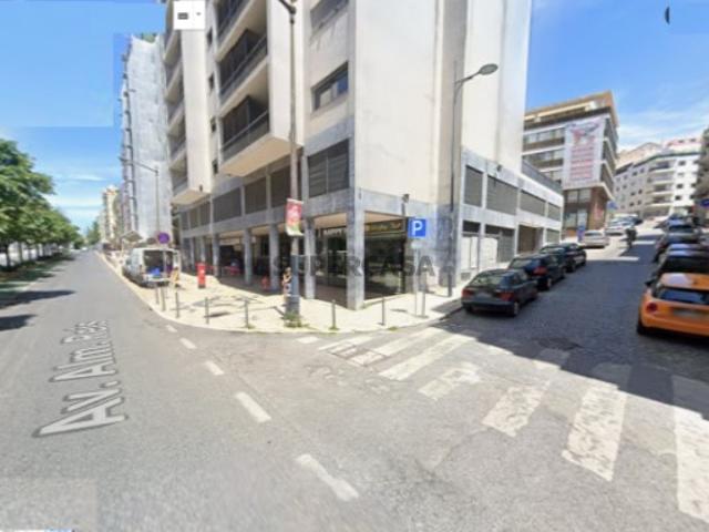 Apartamento T3/ ocupado em Arroios
