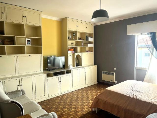 Apartamento T3 p/ Remodelar em Linda a Velha