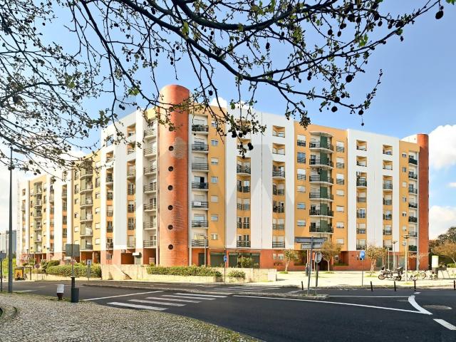 Apartamento T3 para arrendamento, com estacionamento e arrecadação, em São Domingos de Benfica