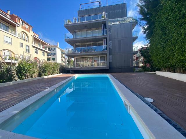 Apartamento T3 para arrendamento com móveis em edifício de luxo no Estoril
