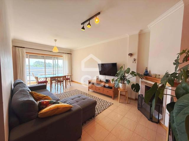 Apartamento T3 para arrendamento, mobilado com suíte, varanda e garagem em Canelas