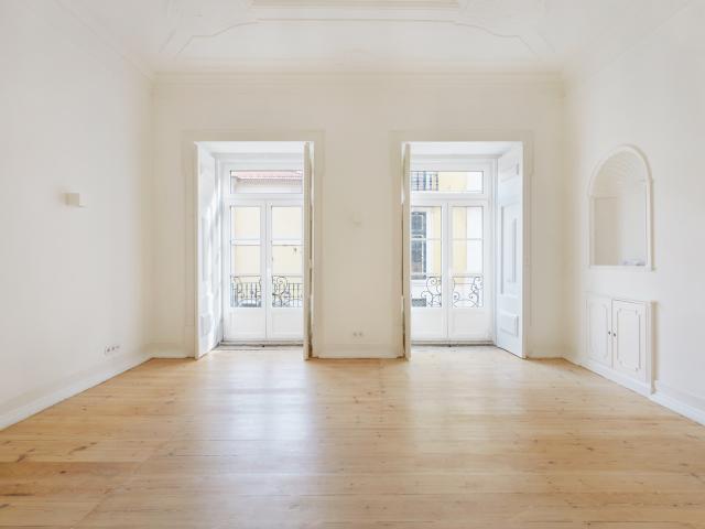 Apartamento T3 para arrendamento sem móveis com pátio interior nas Janelas Verdes, Santos