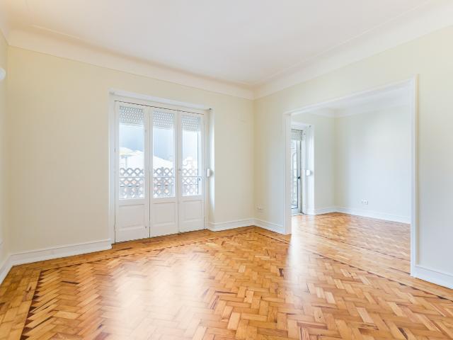Apartamento T3 para arrendamento sem móveis em Arroios