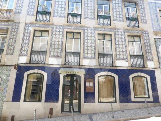 Apartamento T3 para arrendar. Charme Histórico e Elegância Contemporânea junto à Praça das Flores