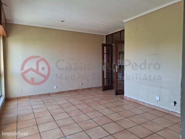 Apartamento T3 para recuperar, na Urbanizao das Umeiras em Loures
