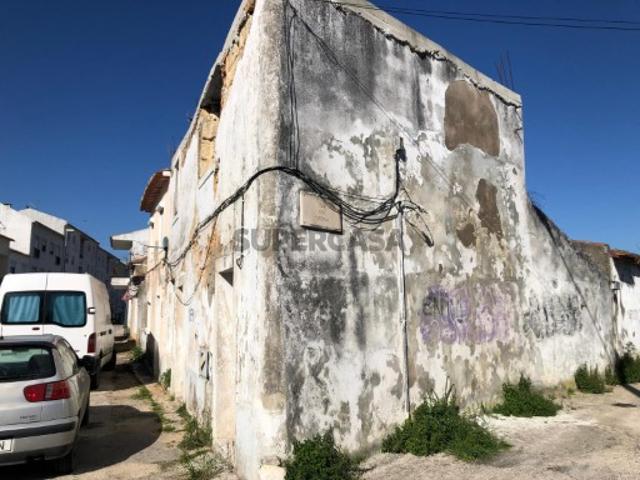 Apartamento T3 para recuperar no centro de Torres Novas