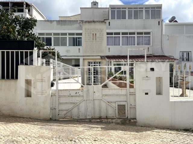 Apartamento T3 para recuperar no Parchal 99m² Estômbar e Parchal