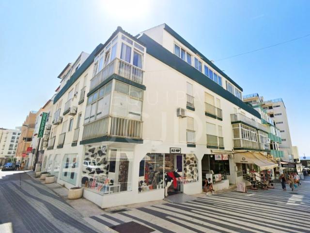 Apartamento T3 para Remodelação com Varanda e Vista Lateral para o Mar Costa da Caparica
