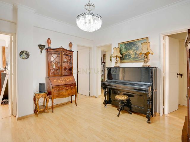 Apartamento T3 pleno de luminosidade em zona premium de Benfica