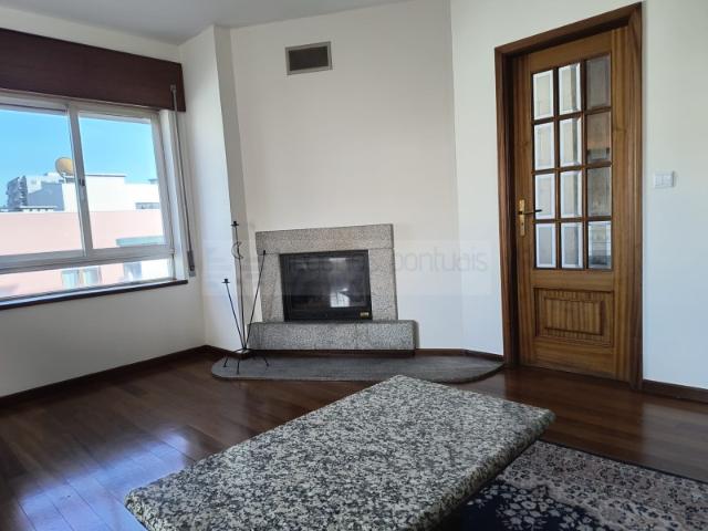 Apartamento T3 próximo ao Braga Parque, com lugar de garagem