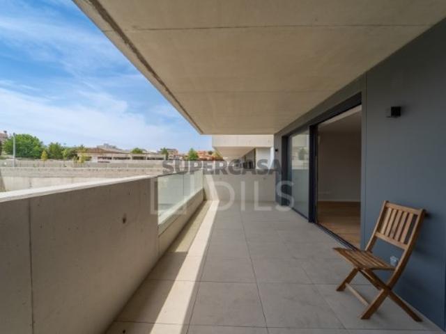Apartamento T3, novo, condomínio fechado com piscina