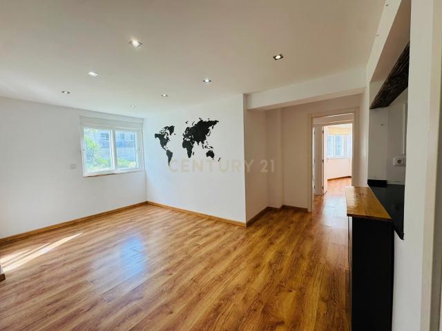 APARTAMENTO T3 REMODELADO NA ENCARNAÇÃO