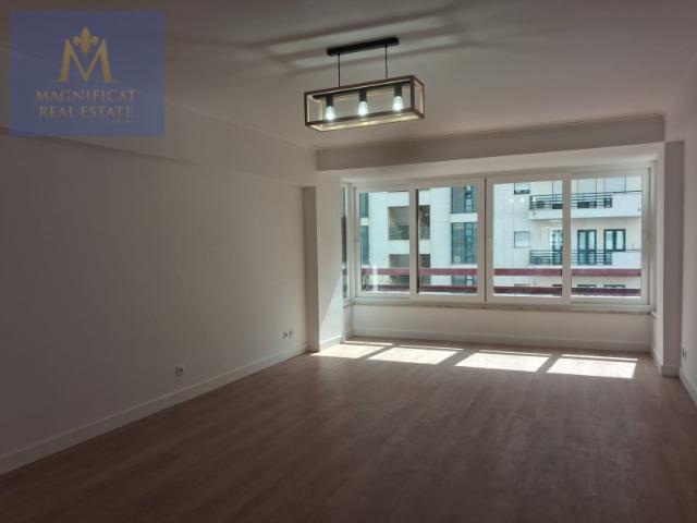 Apartamento T3 Remodelado na Estrada da Luz | Varanda | Garagem e Arrecadação | Excelente Localização