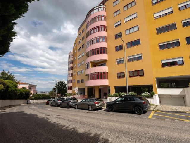 Apartamento T3 Remodelado na Póvoa de Santa Iria com Garagem e vista Rio