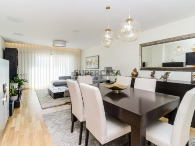 Apartamento T3 remodelado nos Jardins da Parede