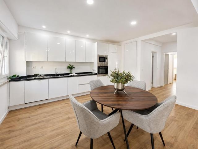 Apartamento T3 Remodelado à Venda na Rua da República da Bolívia, Benfica