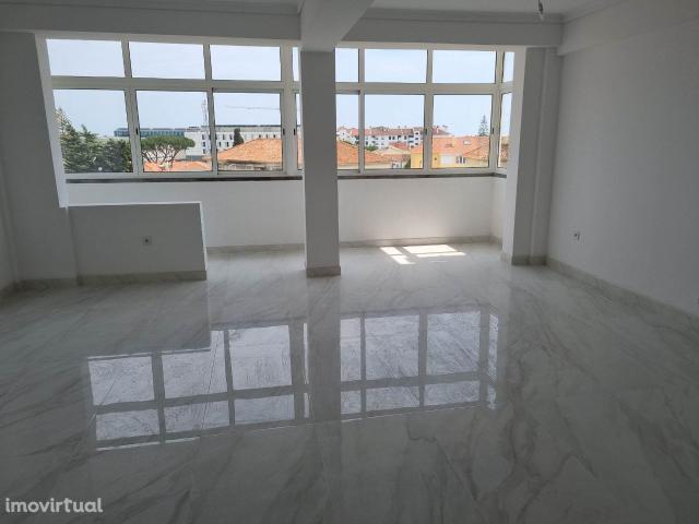 Apartamento T3 remodelado Carcavelos Alto dos Lombos